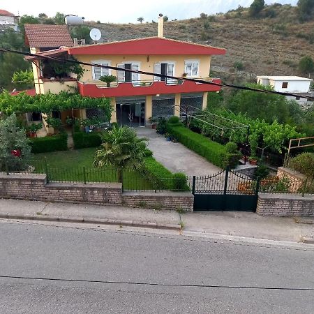 Manthoguesthouse Gjirokastër Exterior foto
